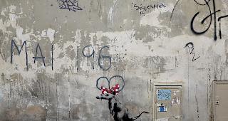 An einer Wand entlang einer Strasse in Paris ist eine Ratte mit einer roten Schleife zu sehen, die vermutlich dem Strassenk&uuml;nstler Banksy zuzuschreiben ist. (Symbolbild)
