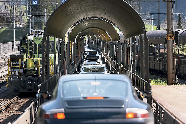 Ein Zug des Autoverlads musste rückwärts aus dem Tunnel hinaus fahren. Der Lötschberg-Scheiteltunnel blieb bis kurz nach 20 Uhr gesperrt.