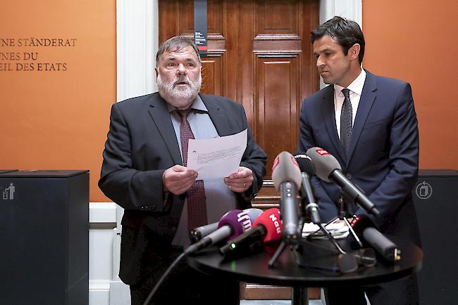 Jean-Paul Gschwind, Nationalrat CVP-JU und Präsident Gerichtskommission, links, und Matthias Aebischer, Nationalrat SP-BE und Mitglied der Gerichtskommission, äussern sich während einer Pressekonferenz am Mittwoch in Bern.