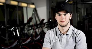 Nico Hischier betritt morgen das Eis der Lonza Arena.