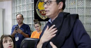 Die philippinische Bundespolizei NBI wirft der US-Amerikanerin Jennifer Erin Talbot (hinten in der Mitte) aus Ohio Menschenhandel, Kindesmissbrauch und Entf&uuml;hrung vor.