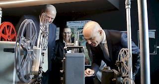 Bundesrat Alain Berset, rechts, am Freitag im Forschungs- und Archivierungszentrum von Cin&eacute;math&egrave;que suisse.