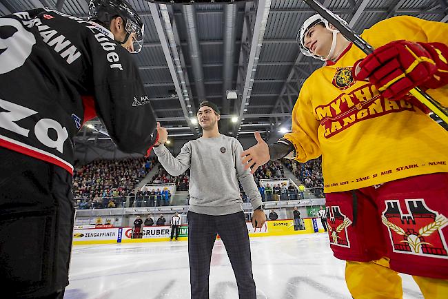 Nico Hischier (Mitte) eröffnet das Spiel zwischen dem EHC Visp und den SCL Tigers.