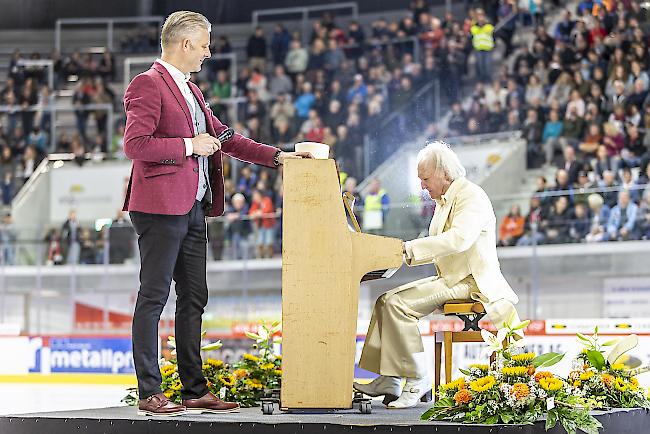 Vor Beginn des Matches beehrt der «Glöggli Clown» das Publikum mit einer Konzerteinlage.