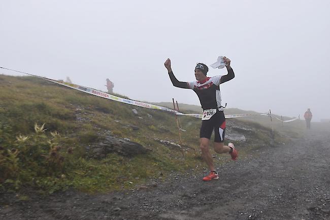 Jan Walter, Gewinner der Kategorie Herren-Alterklasse beim Zieleinlauf auf der Gemmi. 