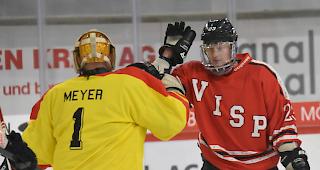 Visps Marc B&uuml;hlmann und Siders-Keeper Roland Meyer, wie ein Klassentreffen.