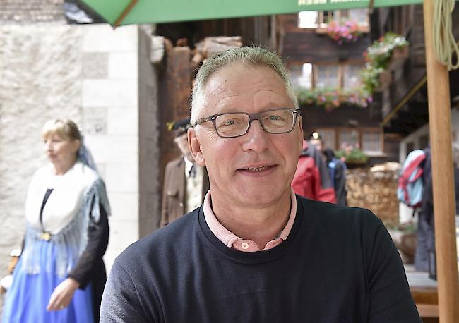 Amtsantritt. Paul Schnidrig trat am Samstagabend in Kippel das Amt des Präsidenten der Internationalen Vereinigung für Walsertum an. Foto wb