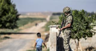 Ein t&uuml;rkischer Soldat h&auml;lt nahe der t&uuml;rkisch-syrischen Grenze Wache.