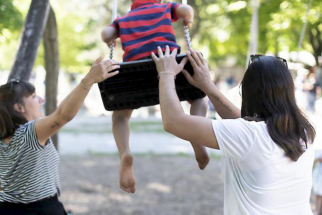 Haben zwei gleichgeschlechtliche Personen zusammen Kinder, kann nur eine davon leiblicher Elternteil sein. Der andere gilt als Co-Elternteil, der keine rechtliche Elternrolle einnimmt und deshalb gemäss Partnerschaftsgesetz bei einer Trennung nicht zum Kinderunterhalt verpflichtet werden kann. Der Richter hat nun in diesem Fall ein Urteil gefällt, das vom Partnerschaftsgesetz abweicht.