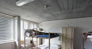 Weil weniger Gesuche eingegangen sind, schliesst der Bund vor&uuml;bergehend zwei Asylzentren. (Symbolbild)