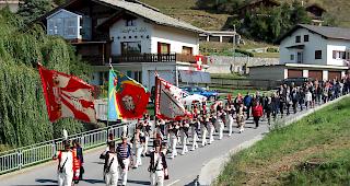 Angef&uuml;hrt vom &ouml;rtlichen TPV marschieren die Oberwalliser Tambouren- und Pfeiferveteranen in Guttet-Feschel ein.