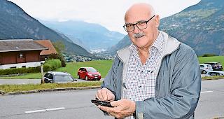 Herbert Schmidhalter hat mit den Planungen f&uuml;r die Altersresidenz Brigerberg derzeit alle H&auml;nde voll zu tun (im Hintergrund das f&uuml;r das Projekt vorgesehene Grundst&uuml;ck).