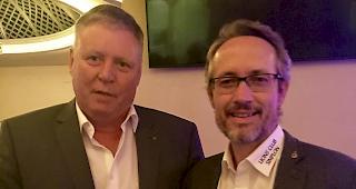 Past Pr&auml;sident Rob Salemink (links) &uuml;bergab sein Amt an Harald Burgener.