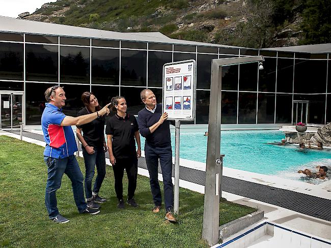 Thermalbad Brigerbad: Peter Moser, Leiter Prävention SLRG Region Nord-West, Tamara Meichtry, Visana Brig, Tanja Walker, Visana Brig, Oliver Foro, Direktor Brigerbad und Schwimmbad Geschina Brig.