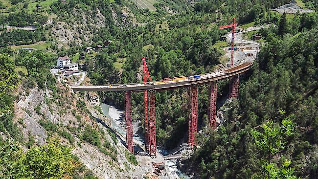 Die Bauarbeiten an der Chinegga-Brücke sollen Ende Jahr abgeschlossen sein. (Archivbild)