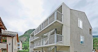 Kompakt. Der Ersatzneubau im Hofji in Visp beinhaltet f&uuml;nf verschiedene Wohneinheiten. Der Bauherr bewohnt eine davon. Die Erschliessung erfolgt &uuml;ber den gemeinsamen Hof. (Vomsattel Wagner Architekten) Foto Thomas Andenmatten