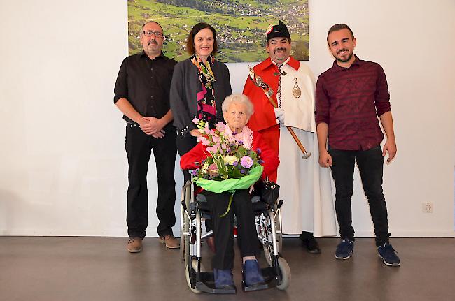 Stolze Jubilarin. Katharina Rittiner aus Ried-Brig feierte diese Woche ihren 100. Geburtstag. Gratuliert haben auch Urs Zenklusen, Gemeinderat Ried-Brig, Staatsrätin Esther Waeber-Kalbermatten sowie Matthias Hildbrand, Gemeinderat Ried-Brig. (v.l.)