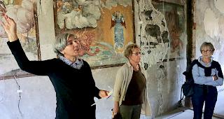 Christine Pfammatter erkl&auml;rt die Wandmalereien im Albertini-Haus in Leuk-Stadt.