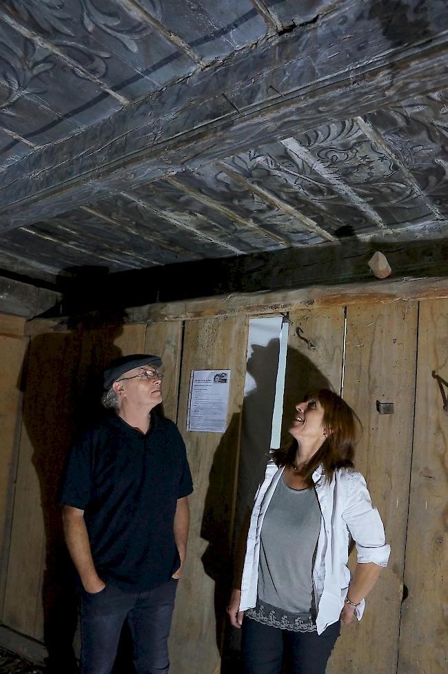 Carlo Schmidt und Karolin Wirthner unter der in der Grisaille-Technik ausgeführten Deckenmalerei.