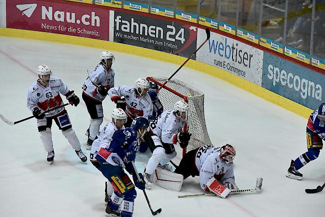 Gleich der ganze Visper Block unterstützt Goalie Reto Lory.