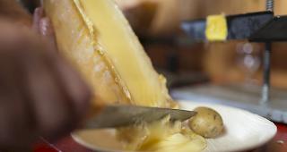 Um sich mit dem Label &laquo;Raclette du Valais AOP&raquo; zu schm&uuml;cken, m&uuml;ssen K&auml;se mindestens 18 von ingesamt 20 Punkten erreichen. Der K&auml;se der Alpe &laquo;La-P&acirc;le&raquo; erreichte die Bestmarke. 