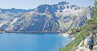 Gestautes Wasser in den Alpen. Im Ausbau der Stauseen liegt das gr&ouml;sste Ersatzpotenzial f&uuml;r den mittelfristig wegfallenden Atomstrom.Foto Keystone
