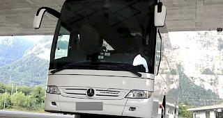 Ein polnischer Busfahrer war am Sonntag ohne F&uuml;hrerausweis auf der Walliser Autobahn unterwegs. Bei einer Kontrolle flog er auf.