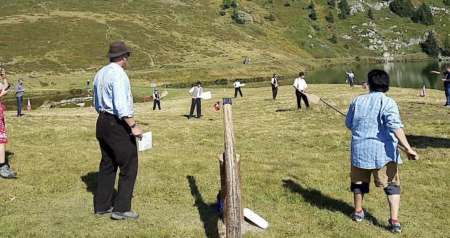 Das "Gilihüsine", der alpine Vorläufer des Hornussens, war für alle Teilnehmer am "Traditions-Wuchunänd" auf der Bettmeralp ein riesen Spass.