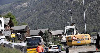 Bild vom Dienstagmittag: Der Verkehr rollt, die Arbeiten ruhen, die Ampeln sind abgestellt.