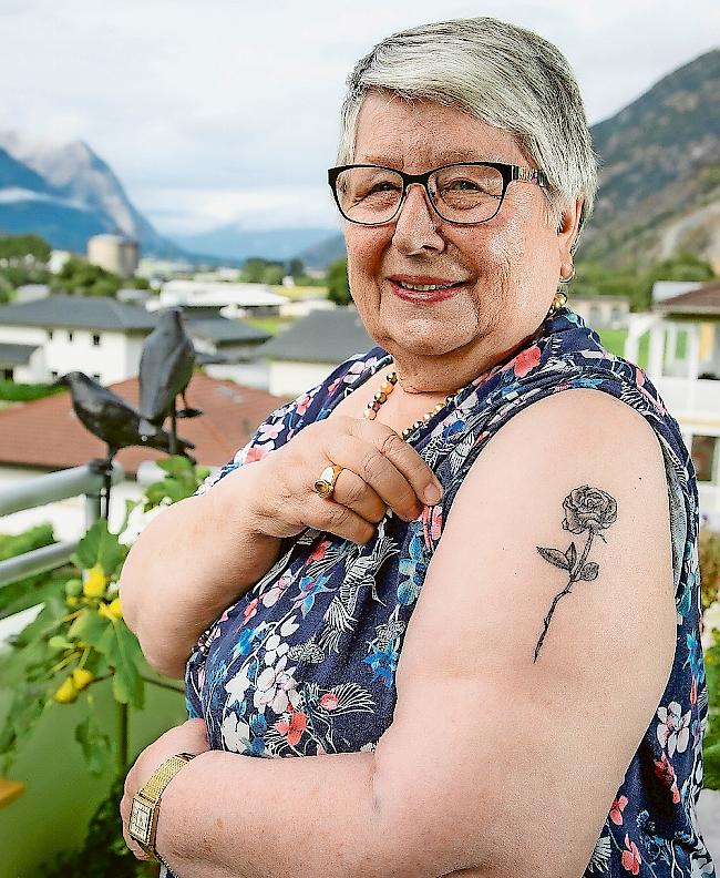 Julia Clausen mit ihrer vor Kurzem tätowierten Rose.Foto Andrea Soltermann