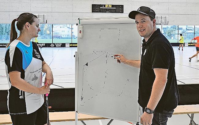 «Wir legen im Training jetzt mehr Wert auf Taktik», sagt Trainer  Jonas Gruber, hier mit Spielerin Alicia Kronig.