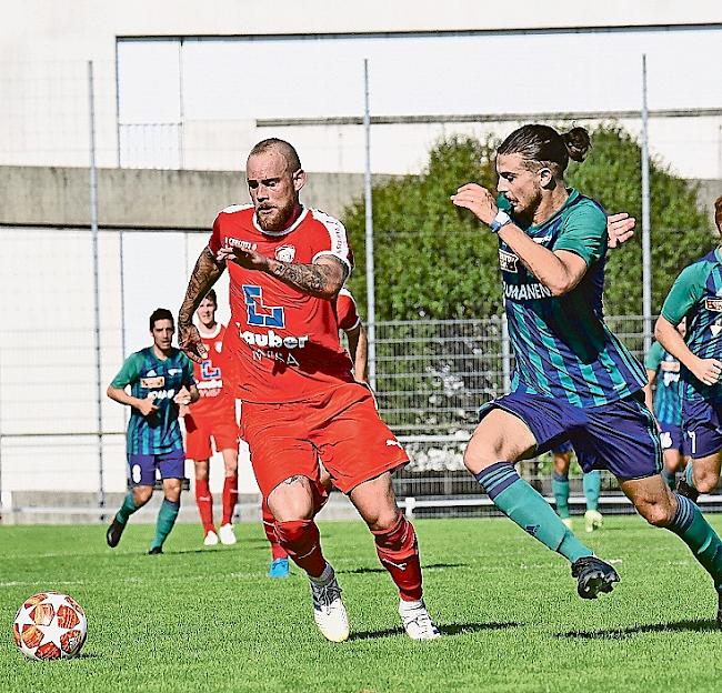 Nico Zwimpfer (links) und der FC Naters Oberwallis liegen nach sieben Runden auf dem fünften Rang.