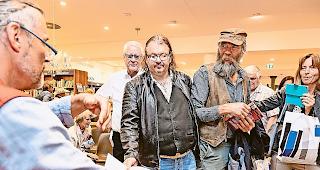 Auf Tuchf&uuml;hlung. Signierte B&uuml;cher von und Selfies mit Oskar &shy;Freysinger.Foto WB/Andrea Soltermann