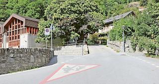 Sanierung mit Einschr&auml;nkungen. Ab 23. September m&uuml;ssen die Natischer Klosiweg-Anwohner f&uuml;r  zwei Monate die letzten Meter zu ihren eigenen vier W&auml;nden zu Fuss gehen.Foto wb