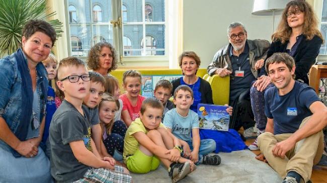 Zu Besuch bei Bundesrätin Sommaruga. Mit im Gepäck ist das Buch vom Aletschfloh.