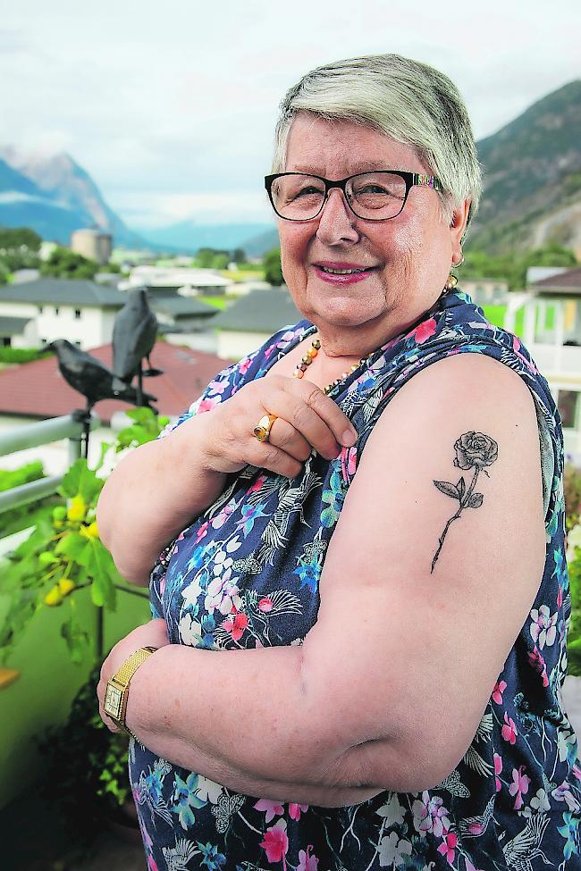 Julia Clausen mit ihrer vor Kurzem tätowierten Rose.