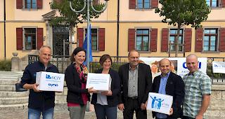 Die Initianten f&uuml;r h&ouml;here Familienzulagen &uuml;berreichten am Mittwoch in Sitten Staatsr&auml;tin Esther Waeber-Kalbermatten insgesamt 4265 Unterschriften.