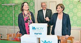 &Uuml;bergabe. Staatsr&auml;tin Esther Waeber-Kalbermatten (links), Staatskanzler Philipp Sp&ouml;rri und SCIV-Pr&auml;sidentin Carole Furrer am Mittwoch in Sitten. 