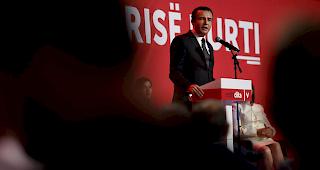 Albin Kurti, Kandidat f&uuml;r den Ministerpr&auml;sidenten und Vorsitzender der Oppositionspartei Selbstbestimmung (Vetevendosje), h&auml;lt am 18. September w&auml;hrend einer Wahlkundgebung in Pristina eine Rede.