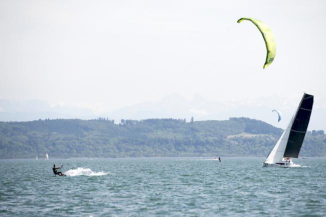 Zwei Segler sind am Donnerstagabend nach einem Schiffbruch auf dem Neuenburgersee mehr als eine Stunde lang geschwommen, um sich ans Ufer zu retten. (Symbolbild)