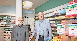 Vereint. Dr. Heinz Fallert (rechts) und die Central-Apotheke integrieren die Apotheke St. Mauritius von Claus Deforn&eacute;.Foto WB/Alain Amherd