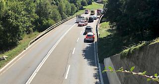 Am Samstagmittag ereignete sich auf der Hauptstrasse Grand-St-Bernard ein Verkehrsunfall. Dabei wurden zwei Personen verletzt. Eine dritte kam dabei ums Leben. 