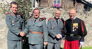 Thomas Oggier (links) &uuml;bernimmt das Pr&auml;sidium vom St. Merezverein von Philipp Matthias Bregy. Auf Tageskommandant Ralph Schmidt folgt Franziskus Karlen (rechts).