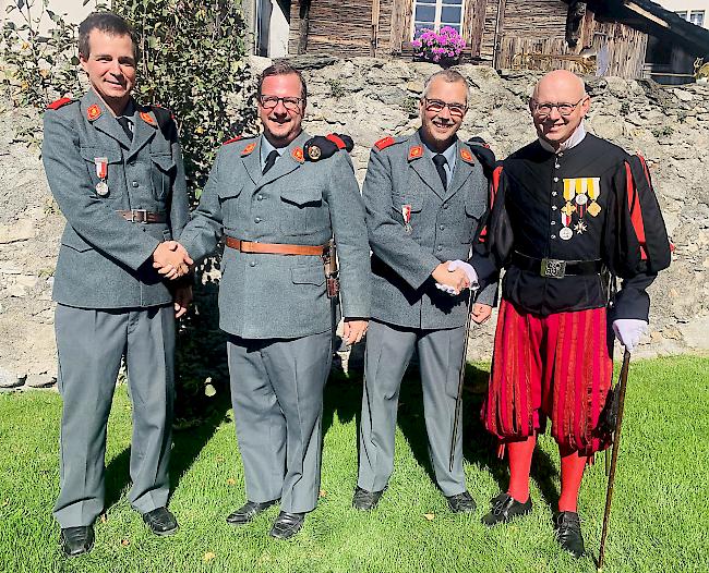 Thomas Oggier (links) übernimmt das Präsidium vom St. Merezverein von Philipp Matthias Bregy. Auf Tageskommandant Ralph Schmidt folgt Franziskus Karlen (rechts).