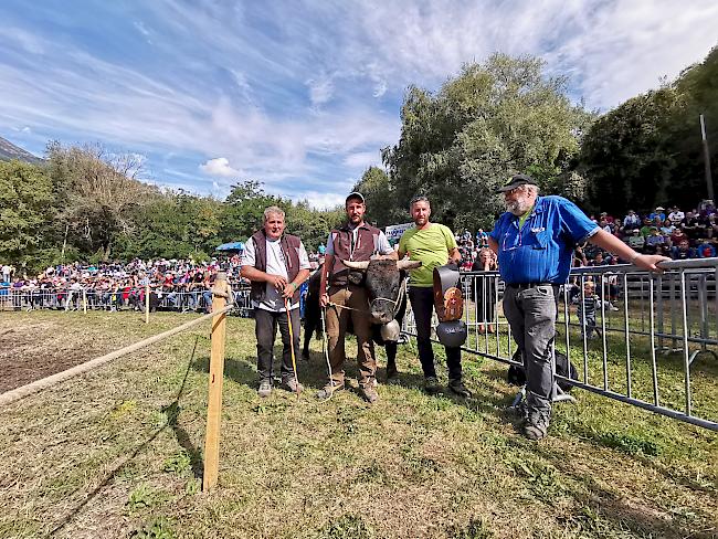 Siegerin bei den Rindern: «Carcas» mit Silvan und Adolf Bregy aus Unterems.