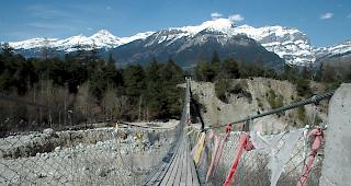 In der Region der Bhutanbr&uuml;cke in Leuk brach am Sonntagnachmittag ein kleiner Waldbrand aus. Das Feuer ist unter Kontrolle.