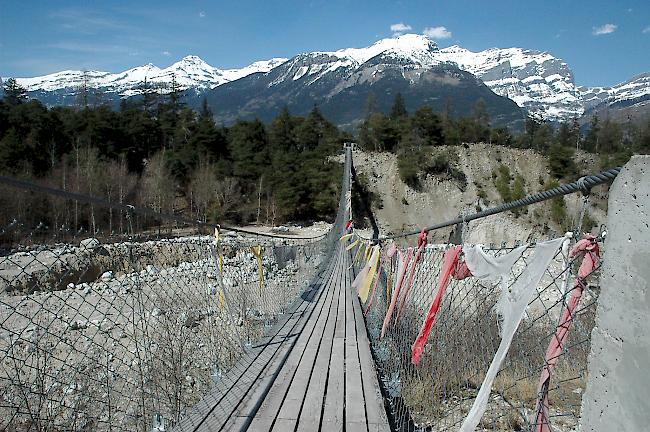 In der Region der Bhutanbrücke in Leuk brach am Sonntagnachmittag ein kleiner Waldbrand aus. Das Feuer ist unter Kontrolle.