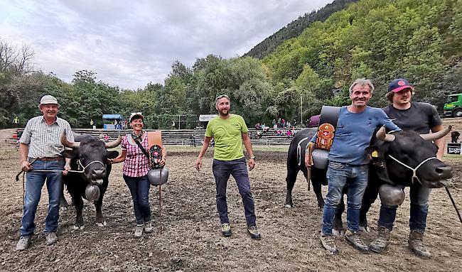 Siegerinnen der Kategorie Kühe I: «Venga» von Toni und Imelda Williner aus Visp und «Saventa» von Christoph und Joel Wyssen aus Susten.