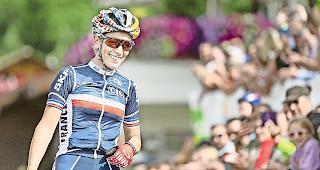 Frauen-Power. Siegerin Pauline Ferrand-Pr&eacute;vot aus Frankreich (links) war eine Klasse f&uuml;r sich, die B&uuml;rchnerin Stefanie Zahno auf  der Abfahrt in T&ouml;rbel.Fotos Keystone/wb