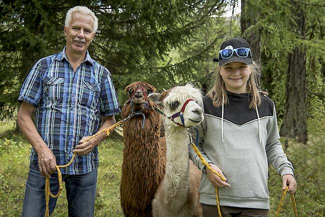 Martin Holzer (66), Bellwald, und Lara Sauer (11), Naters.